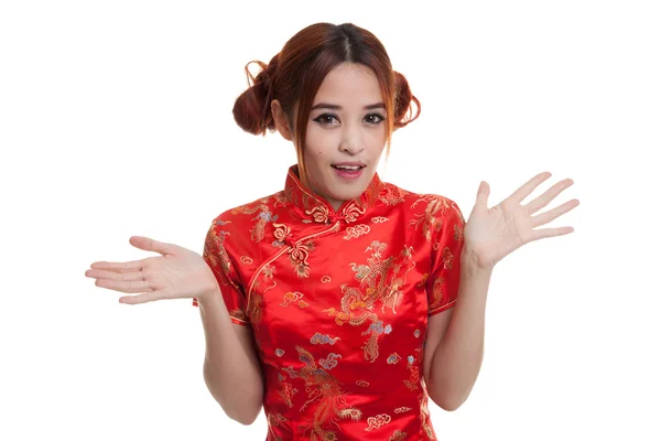 Emocionado chica asiática en cheongsam chino vestido . — Foto de Stock