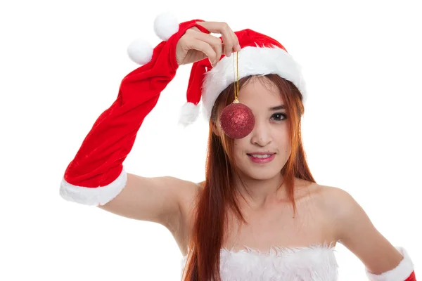 Asian Boże Narodzenie Santa Claus dziewczynka z piłką cacko. — Zdjęcie stockowe