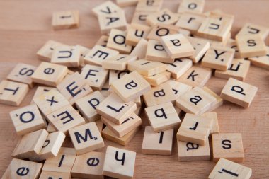 Scrabble mektup blok yığını.