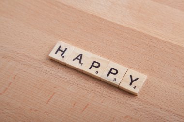 Mutlu sözcüğün yazımını Scrabble harf.