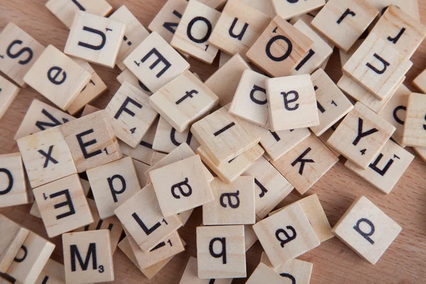 Pile de blocs de lettres Scrabble . — Photo