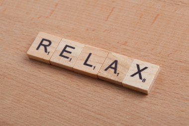 Scrabble harf sözcüğün yazımını sakin ol.