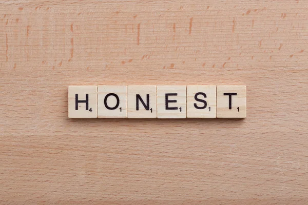 Слово "честный" пишется буквами "скраббл" . — стоковое фото