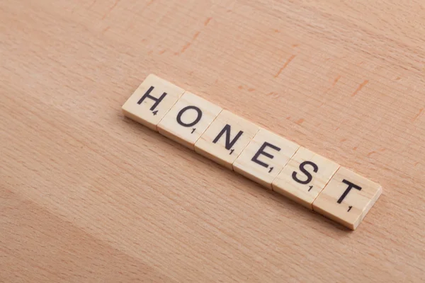 Слово "честный" пишется буквами "скраббл" . — стоковое фото