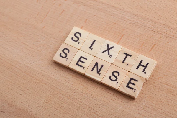 Scrabble dopisy pravopis slova šestý smysl. — Stock fotografie