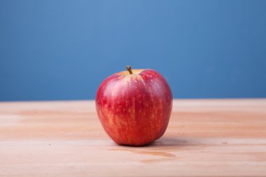 ahşap masa üstünde elma