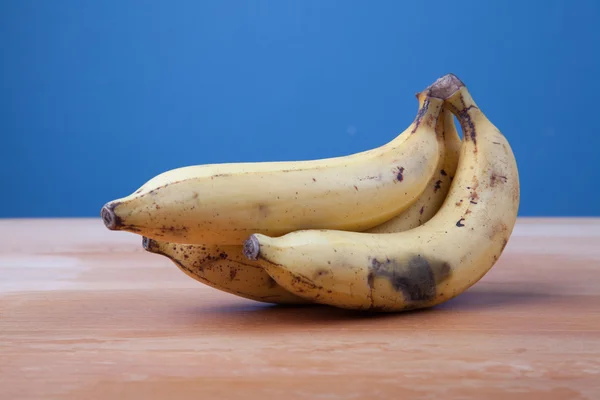 Rijpe banaan op houten tafel — Stockfoto