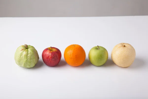 Fünf Früchte, Guaven Orange, Rotapfel, grüner Apfel chinesische Birne, — Stockfoto