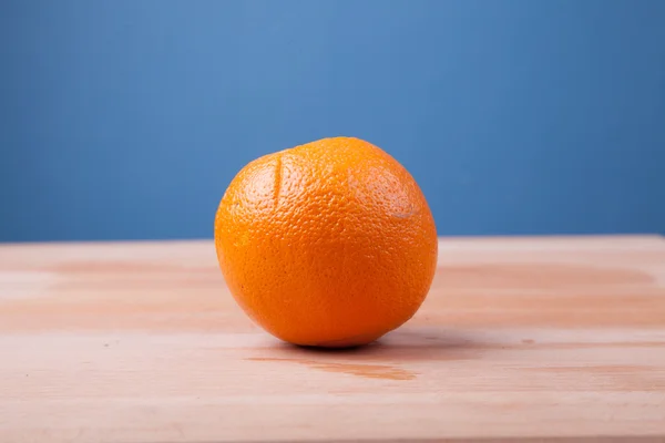 Orange på træbord - Stock-foto