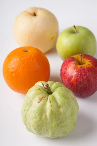 Pět ovoce, guava pomeranč, Nikolka, hruška čínské zelené jablko, — Stock fotografie