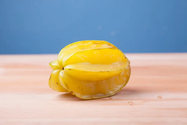 Starfruit na mesa de madeira — Fotografia de Stock