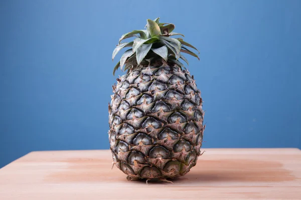 Ananas op houten tafel — Stockfoto