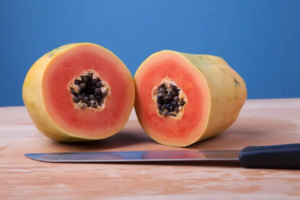 Papaya sobre mesa de madera —  Fotos de Stock