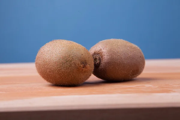 Kiwis em mesa de madeira — Fotografia de Stock