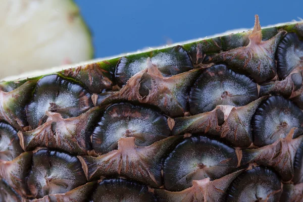 Close up van een half gesneden ananas — Stockfoto