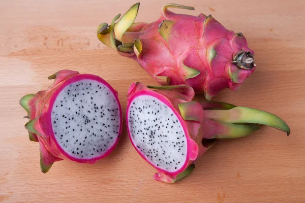 Demi-coupe de fruits du dragon — Photo