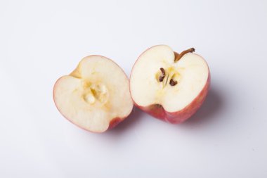 Yarım kesilmiş taze kırmızı elma