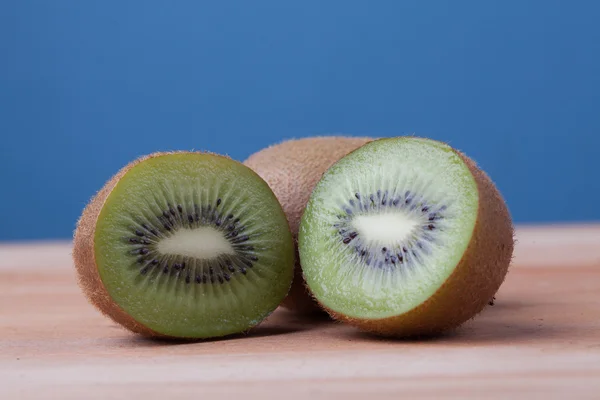 Primer plano de kiwis medio cortados — Foto de Stock