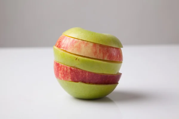 Stapel van groene en rode appel — Stockfoto