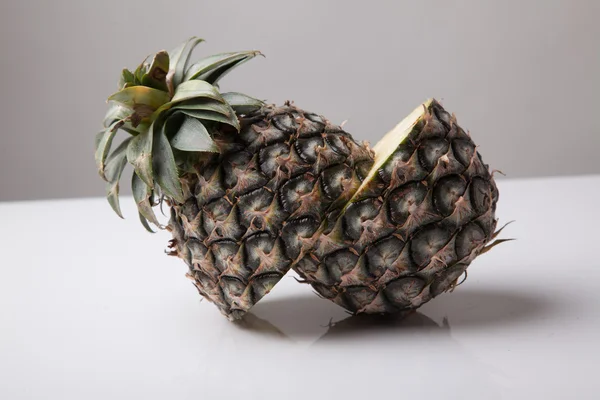De helft gesneden verse ananas — Stockfoto