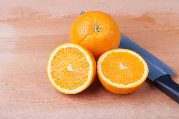 Medio corte Naranja sobre mesa de madera — Foto de Stock