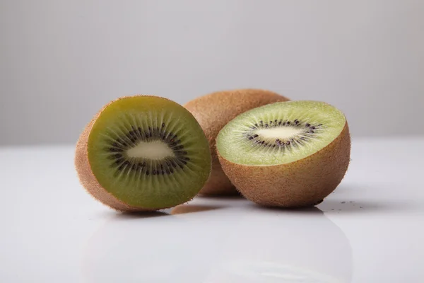 Kiwis frescos medio cortados — Foto de Stock