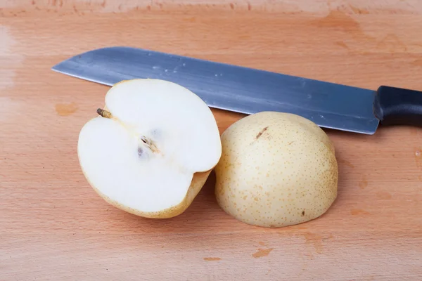 Helft cut Chinees pear op houten tafel — Stockfoto
