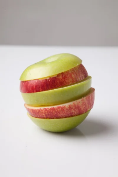 Stapel van groene en rode appel — Stockfoto