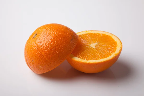 Τα μισά κομμένα φρέσκο πορτοκάλι — Φωτογραφία Αρχείου
