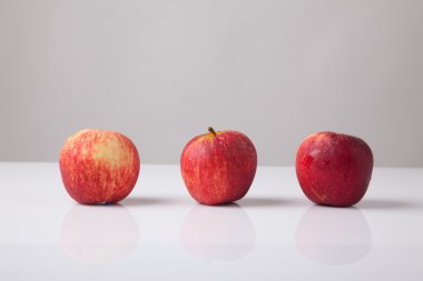 üç kırmızı elma