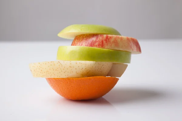 Zásobník mix krájené ovoce — Stock fotografie