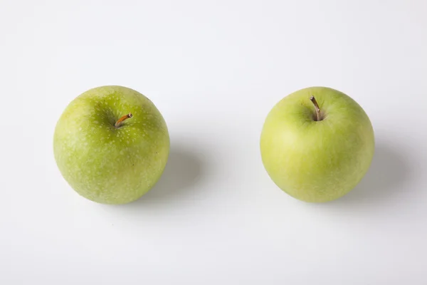 Dvě čerstvé zelené jablko — Stock fotografie
