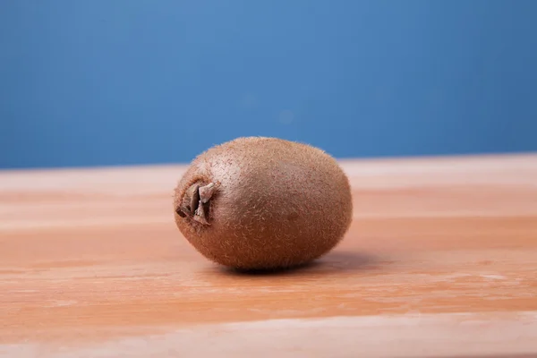 Kiwifrucht auf Holztisch — Stockfoto