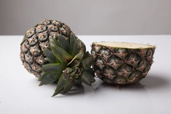 De helft gesneden verse ananas — Stockfoto