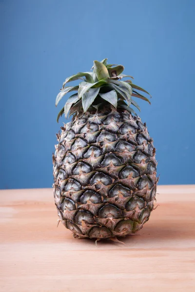 Ananas op houten tafel — Stockfoto