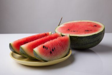 Yemek yemeye hazır karpuz kesmek