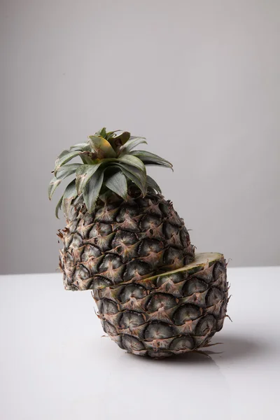 Свежий ананас наполовину — стоковое фото