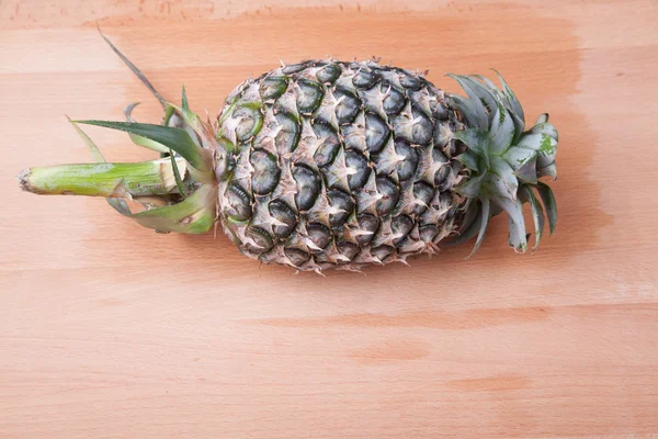 Ananas op houten tafel — Stockfoto