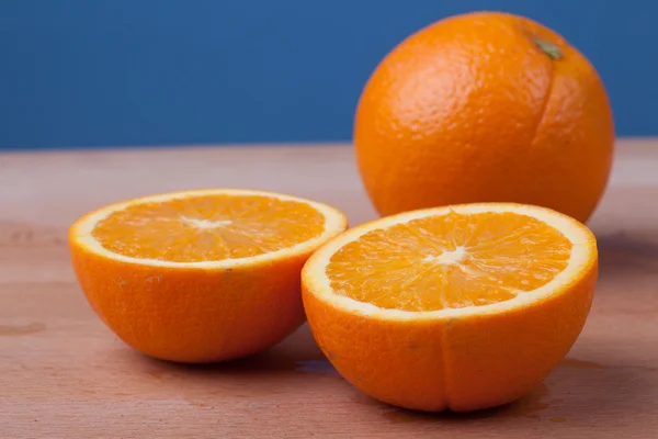 Ahşap masa üzerinde turuncu ikiye ayırmak — Stok fotoğraf