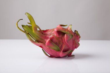 Olgun kırmızı ejderha meyvesi