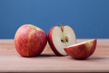 Ahşap masa üzerinde yarım kesilmiş elma