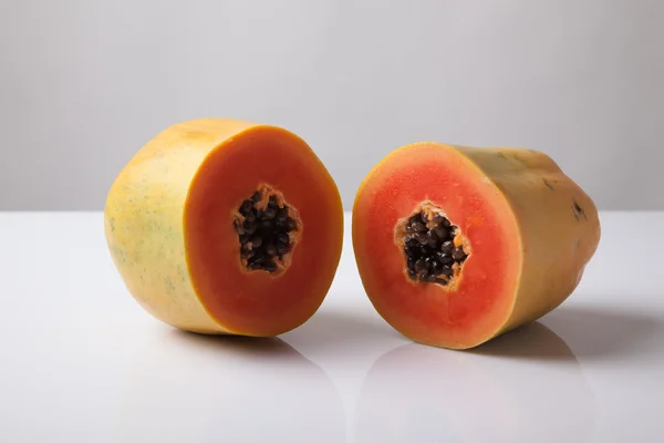Halb geschnittene reife Papaya — Stockfoto