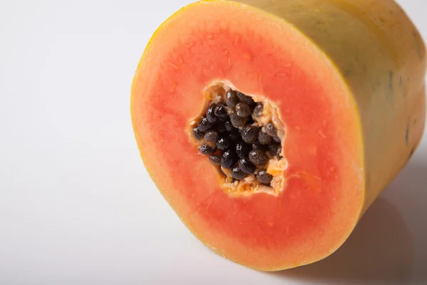 Hälften skär mogna papaya — Stockfoto
