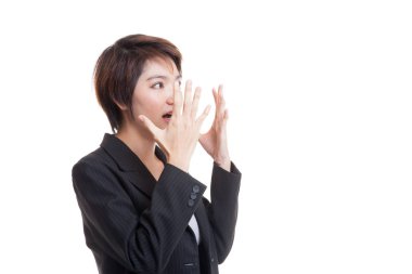 Güzel genç Asyalı kadın şok ve arama.