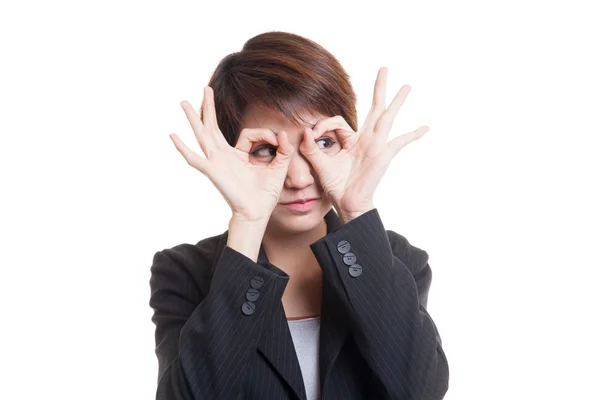 Asiático mulher de negócios fazer engraçado duplo OK sinal como óculos . — Fotografia de Stock