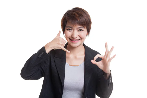 Junge asiatische Frau zeigen mit Telefon Geste und ok Zeichen. — Stockfoto