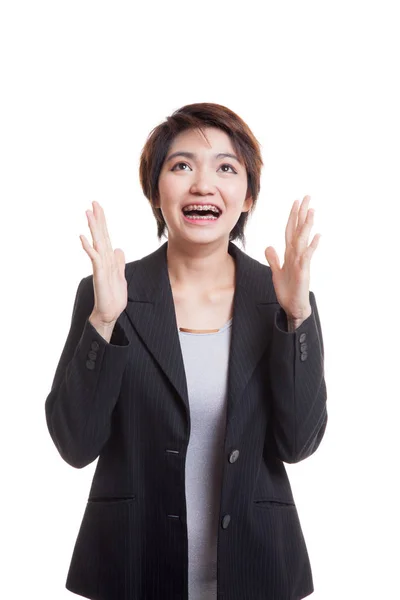 Aufgeregt junge asiatische Geschäftsfrau suchen nach oben. — Stockfoto