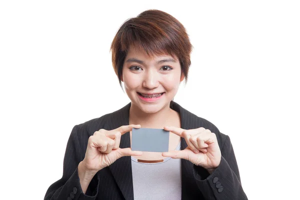 Jonge Aziatische zakelijke vrouw glimlach met lege kaart. — Stockfoto