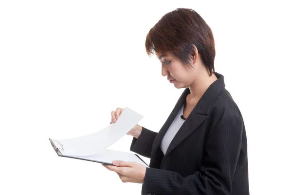 Young Asian business woman read paper on clipboard. — Stock Photo, Image