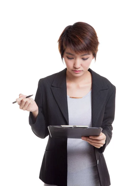 Junge asiatische Geschäftsfrau mit Stift und Klemmbrett. — Stockfoto